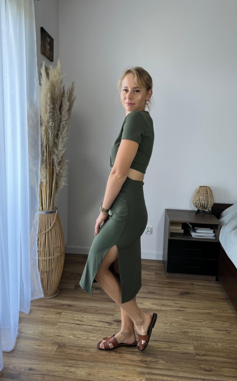 Sukienka z rozcięciem