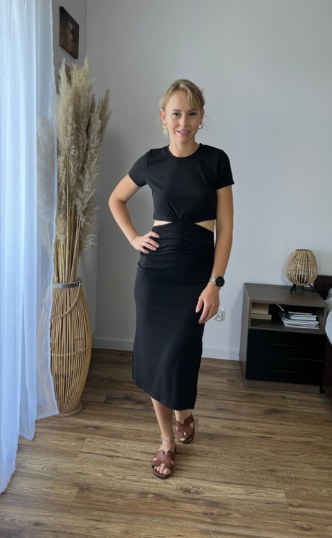 Sukienka z rozcięciem