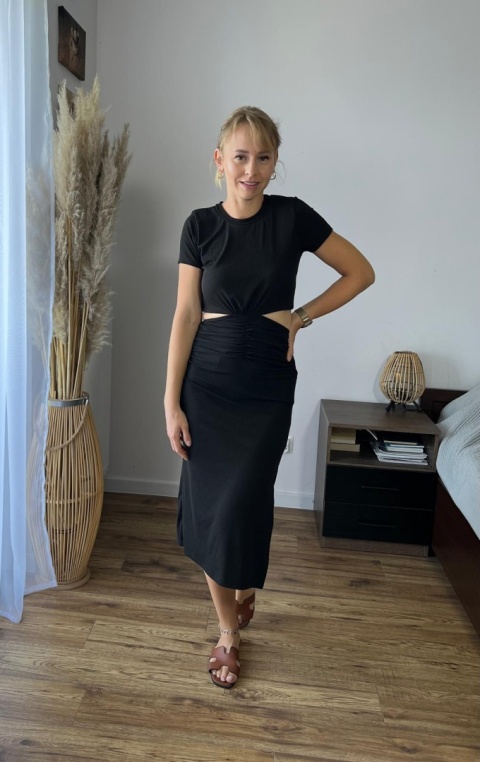 Sukienka z rozcięciem